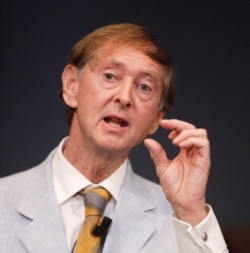 Profesorul John Oxford, profesor emerit de virologie la Universitatea din Londra și unul dintre cei mai importanți experți din lume în bolile infecțioase.