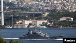 Российский корабль "Александр Отраковский" проходит через Босфор 15 сентября 2015 г.