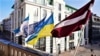 Флаг Украины торжественно водружен на здании Рижской думы. Рига, 14 февраля 2022 года