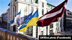 Флаг Украины торжественно водружен на здании Рижской думы. Рига, 14 февраля 2022 года