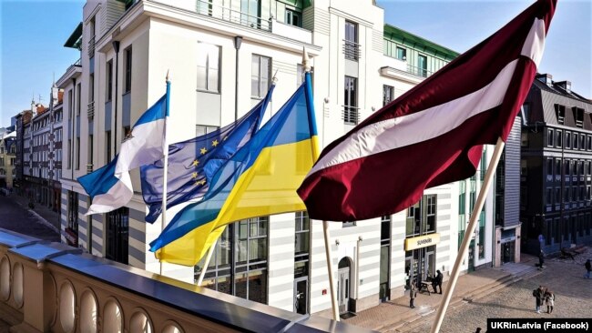 Флаг Украины на здании Рижской думы