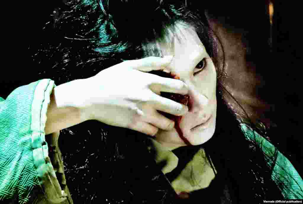 Новый фильм Такаши Миике в международном прокате&nbsp;называется &quot;Через твой труп&quot;. Это история театральной актрисы, судьба которой повторяет мрачный сюжет пьесы о несчастьях жены&nbsp;подлеца-самурая. 