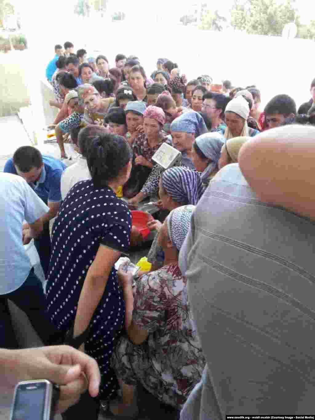 Uzbekistan - queue for sugar in Jizzakh region