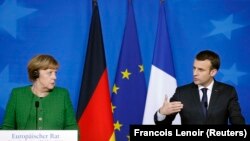Ангела Меркель и Эммануэль Макрон на совместной конференции в Брюсселе