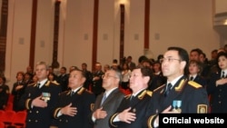 Руководство финансовой полиции при исполнении Государственного гимна: бывший председатель агентства Сарыбай Калмурзаев (в центре), нынешний - Кайрат Кожамжаров (справа). Фото из сайта агентства.