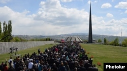 Armenia - Armenians march to the Tsitsernakabert memorial in Yerevan to mark the 98th anniversary of the Armenian genocide in Ottoman Turkey, 24Apr2013.