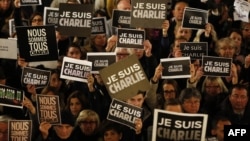 Charlie Hebdo журналына жасалған шабуылды айыптап, "Мен - Чарлимін" деген жазуы бар плакат ұстап тұрған адамдар. Монако, 8 қаңтар 2015 жыл.