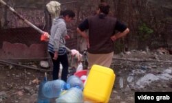 Vedrələrlə su daşımaq qış aylarında çox çətin olur