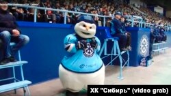 Сотрудники хоккейного клуба "Сибирь" и символ команды Снеговик танцуют в поддержку курсантов Ульяновского авиаинститута