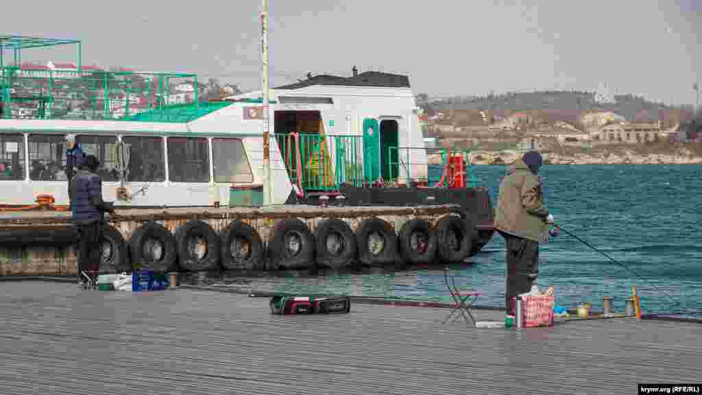 Рыбаки на Графской пристани выходят ловить рыбу вопреки призывам сидеть дома