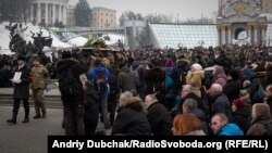 Авдеевкада каза тапкан жоокерди жерге берүү учуру.