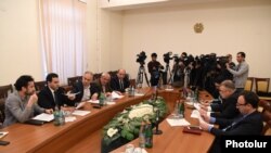 4+4+4 ձևաչափով բանակցությունները Ազգային Ժողովի շենքում: Ապրիլ, 2016 թ․