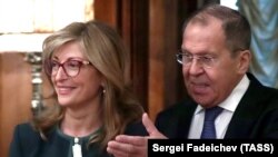 Министр иностранных дел Болгарии Екатерина Захариева и ее российский коллега Сергей Лавров, архивное фото 