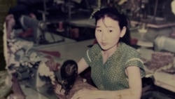 Алматы тігін фабрикасының жұмысшысы Анаргүл Садықова. Сурет 1986 жылы жазда түсірілген. Отбасы архивіндегі фото.