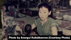 Алматы тігін фабрикасының жұмысшысы Анаргүл Садықова. Сурет 1986 жылы жазда түсірілген. Отбасы архивіндегі фото.