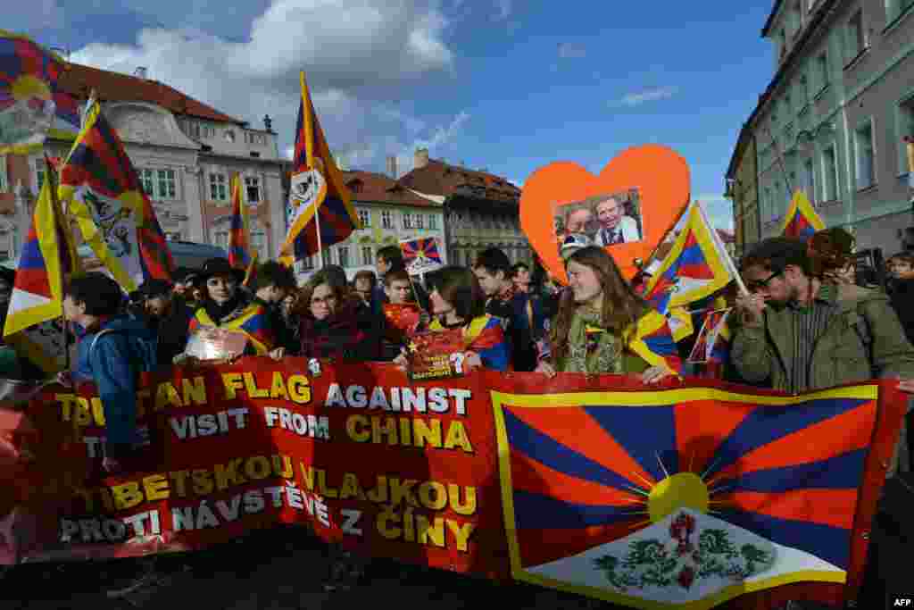 Активисты держат баннеры и флаги Тибета. Этот флаг, запрещенный китайскими властями, остается символом правительства Тибета в изгнании