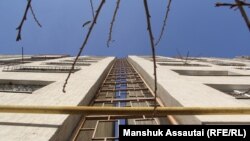 Зерделідегі "қисайған үй". Алматы қаласы, 11 желтоқсан 2019 жыл.