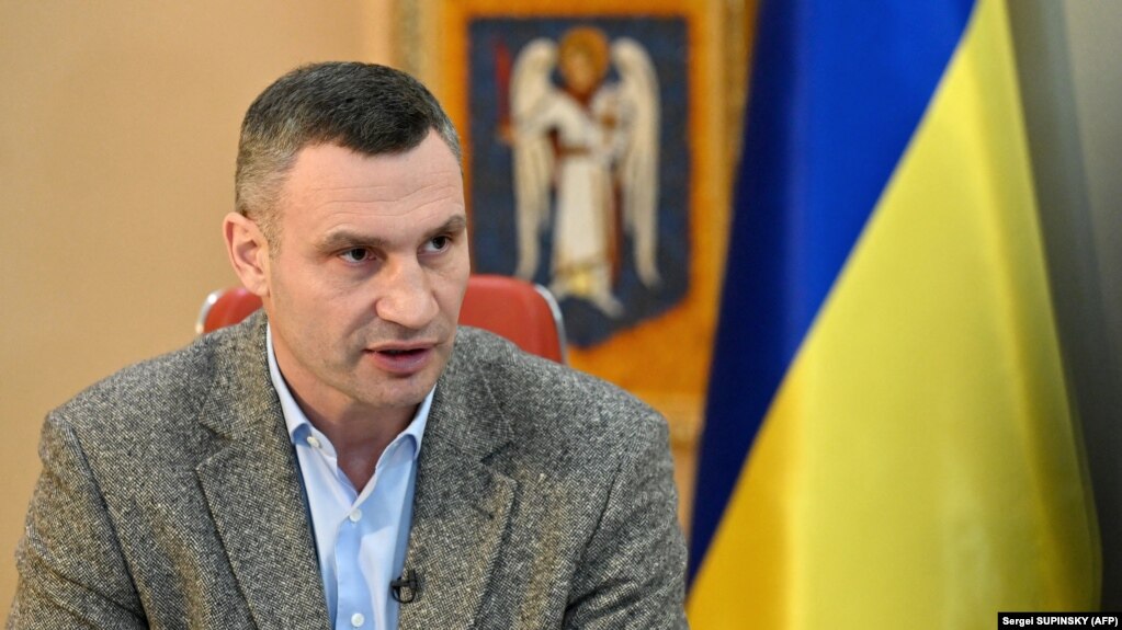 «Бачимо, що не всі поводяться адекватно. В Україні – війна, тривають артобстріли наших міст, а деякі громадяни влаштовують салюти!» – Віталій Кличко