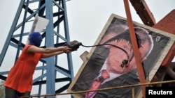 Участница группы Pussy Riot поливает нефтью портрет Игоря Сечина