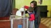 Голосування на виборах президента України на одній з виборчих дільниць в Одесі, 31 березня 2019 року