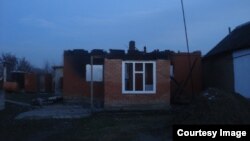 Спаленний будинок одного з родичів бойовиків, підозрюваних у причетності до нападу на Грозний 4 грудня, село Янді, Чечня, Росія