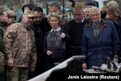 Josep Borrell (j) Buchaban Ursula von der Leyen, az Európai Bizottság elnökével 2022. április 8-án