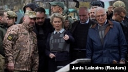Ursula von der Leyen, predsednica Evropske komisije, obilazi Buču kod Kijeva, nakon što su ukrajinske snage uspele da potisnu rusku vojsku. 8. april 2022.