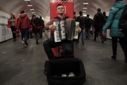 Богдан отримує музичну освіту і зрідка вправляється у метро