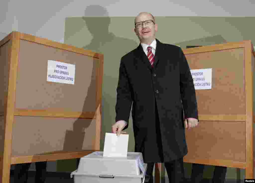 Alegeri parlamentare în Cehia. Liderul Partidului Social Democrat (CSSD) Bohuslav Sobotka votînd la un centru din Slavkov u Brna la 25 octombrie, 2013. 