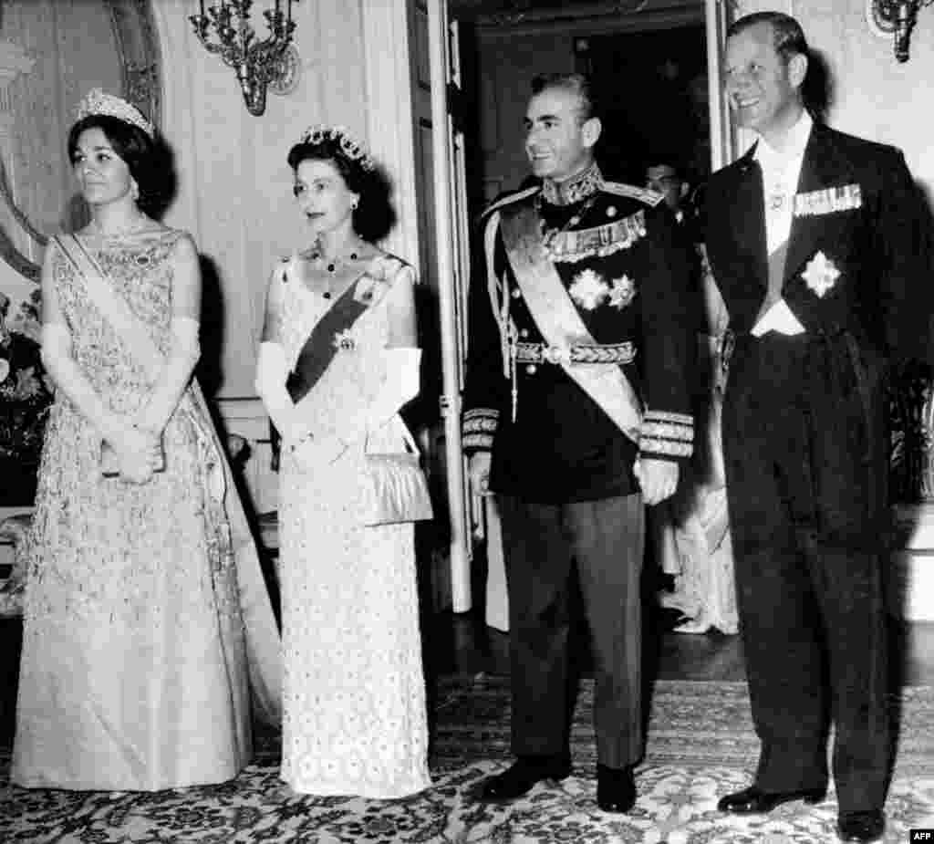 Kraljica Elizabeta II i princ Filip od Ujedinjenog Kraljevstva poziraju sa iranskim šahom Muhamedom Rezom Pahlavijem i njegovom suprugom Farah Pahlavi tokom njihove državne posjete Iranu, mart 1961. godine.