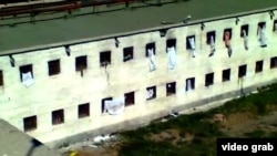 КА 168/1-де отырғандарды ұрып-соққаны туралы YouTube-те жарияланған видеодан жасалған скриншот. Ақтөбе, 11 шілде 2012 жыл.