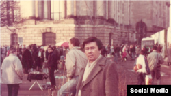 Киял Сабдалин на месте разрушенной Берлинской стены, 1989 год. Фото из соцсетей.