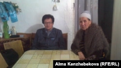 Шырынкуль Осер (слева) и Куляй Сейсенова, жительницы бывшего пионерлагеря. Алматы, 16 января 2013 года.