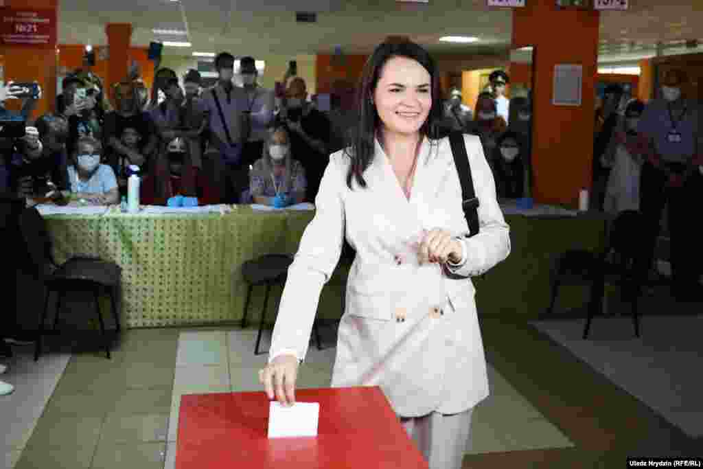 Оппозиционный кандидат Светлана Тихановская пришла на 21-й избирательный участок после обеда. За кого проголосовала, не сказала