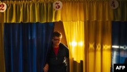 Луганскінің мәртебесіне қатысты референдум өткізуге дайындық жүріп жатқан сайлау учаскелерінің бірі. 10 мамыр 2014 жыл.
