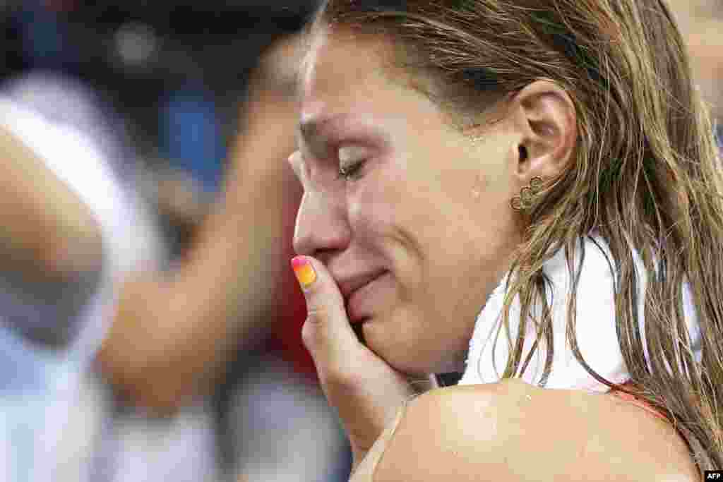 Russia&#39;s Yulia Yefimova cries after placing second in the women&#39;s 100-meter breaststroke final. American Lilly King won the gold.