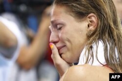 Российская пловчиха Юлия Ефимова плачет после соревнования на дистанции 100 метров брассом. Рио-де-Жанейро, 8 августа 2016 года.