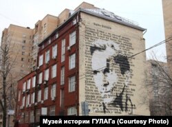 Портрет Варлама Шаламова на стене дома по 4-му Самотечному переулку
