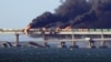 Пожежа на Керченському мосту на світанку в Керченській протоці. Україна, окупований Крим, 8 жовтня 2022 року, ілюстративне фото
