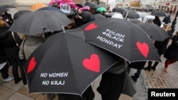 Žene na protestima za pravo na abortus u Varšavi nose kišobrane sa sloganima, oktobar 2016. 