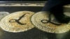 Londondakı İngiltərə Bankının kandarında funt sterlinq təsvirləri