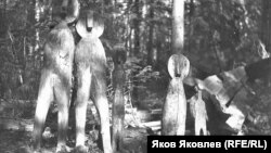Святилище селькупов: культовый амбарчик и изображения духов-покровителей. 1938 или 1940 г. Фото: И.С. Фатеев