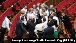 Опозиціонери прийшли до парламенту у вишиванках, 19 лютого 2013 року