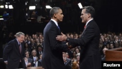 АҚШ-тағы президент сайлауына түсіп жатқан Барак Обама (сол жақта) мен оның қарсыласы Митт Ромни. Денвер, 3 қазан 2012 жыл.