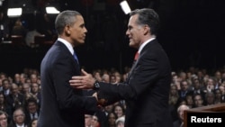 Президент США Барак Обама и кандидат в президенты Митт Ромни во время предвыборных дебатов, Денвер, 3 октября 2012 года.