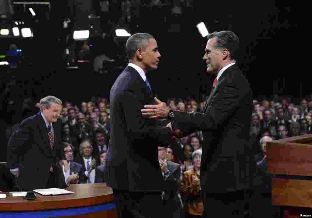 Барак Обама и Митт Ромни встретились на первых дебатах. Денвер, Колорадо, 3 октября 2012 года. 