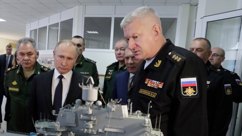 Путин в Севастополе посетил выставку «перспективных проектов развития» ВМФ России