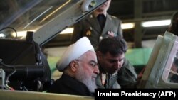 Hassan Rouhani (solda) "Kowsar" qırıcısının kabinəsində