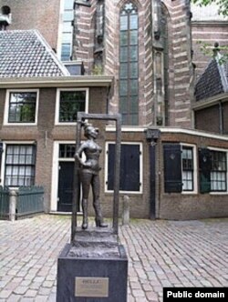 Статуя проститутки в красном квартале Амстердама с надписью "Уважайте секс-работников!"