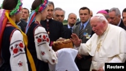 Папа Римський Іван Павло Другий під час візиту до України. Львів, 25 червня 2001 року 